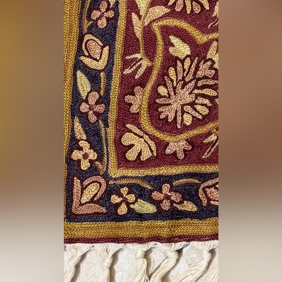 Elegant Floral Pattern Rug - Picture 4 of 6